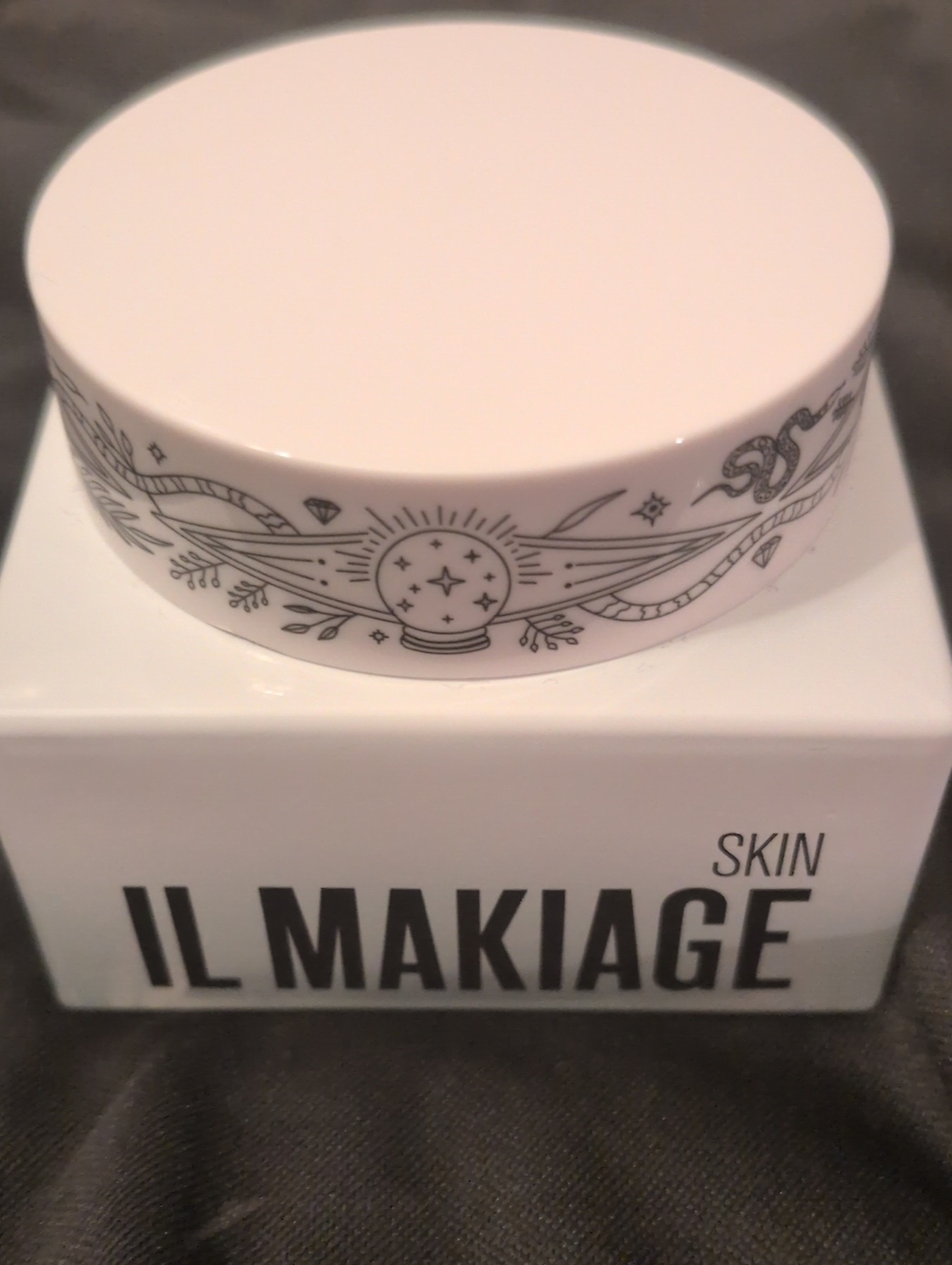 IL MAKIAGE Skin " Power Lift" Moisturizer - White with Black Accent Art